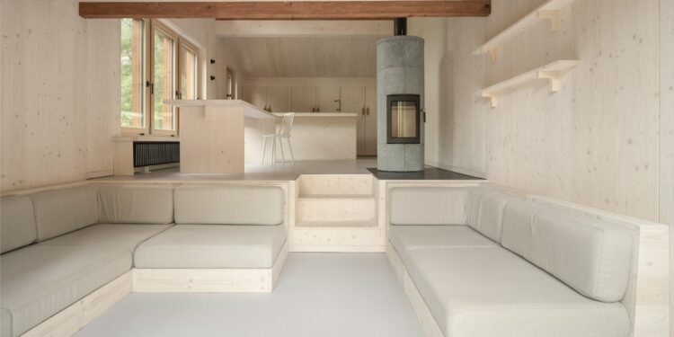 Ocho interiores donde los sofás incorporados se convierten en uno con las paredes