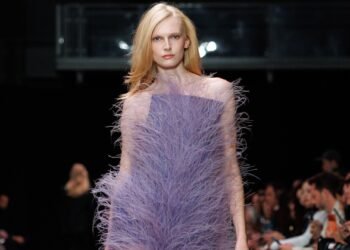 Stella McCartney presenta plumas falsas a base de plantas en la Semana de la Moda de París