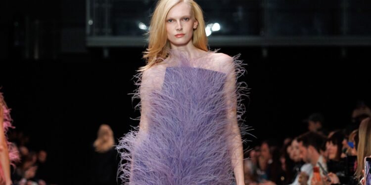 Stella McCartney presenta plumas falsas a base de plantas en la Semana de la Moda de París