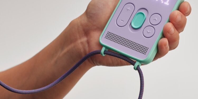 Pentagram actualiza el teléfono inteligente sin pantalla para niños de Karri