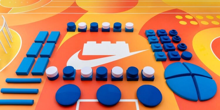 Dezeen Agenda presenta un área de juegos deportiva modular de Lego y Nike
