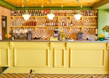 Luke Edward Hall combina el diseño británico y francés en Deux Gares Express