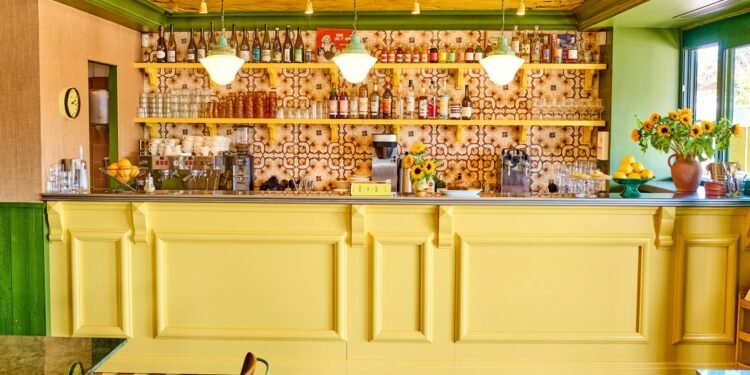 Luke Edward Hall combina el diseño británico y francés en Deux Gares Express