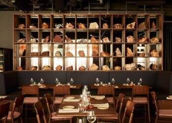 La biblioteca de rock chileno forma parte central del restaurante Mareida de DAW