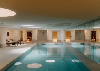 Mason & Fifth ofrece estancias cortas y largas en un edificio junto al canal