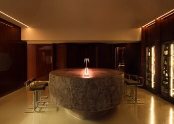 La iluminación ambiental se encuentra con acabados brillantes dentro de Millo Bucarest