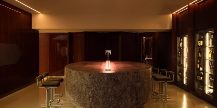 La iluminación ambiental se encuentra con acabados brillantes dentro de Millo Bucarest