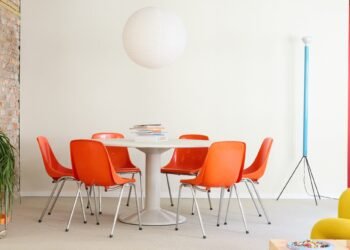 Omhu Projects crea un colorido estudio en Oslo para la plataforma de podcasts Podimo