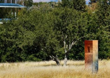 Sabine Marcelis revela el obelisco reflejado en Apple Park