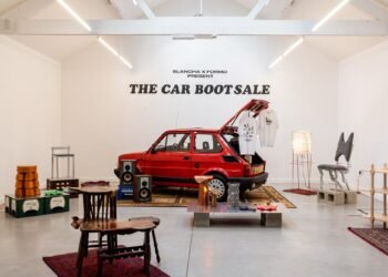 Slancha mete el Fiat 126 en la galería de Londres para la exposición Car Boot Sale