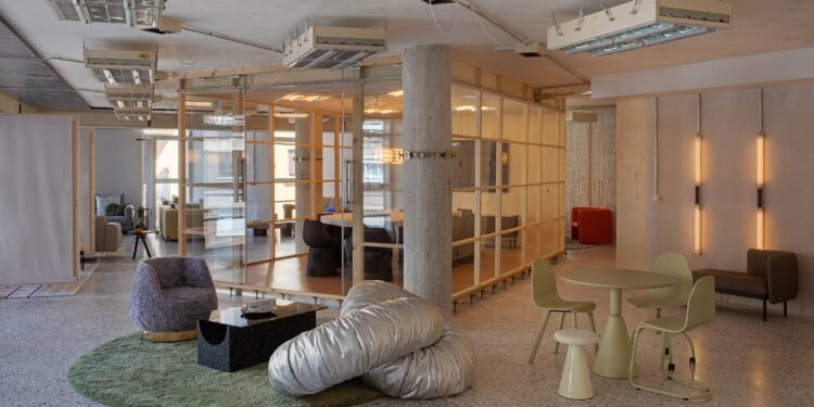 Lucas Muñoz convierte una oficina de los años 60 en un excéntrico showroom de muebles CoLab