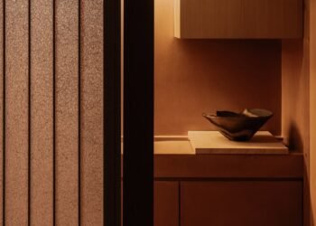 Symbolplus «integra silenciosamente» materiales naturales en su propia oficina en Tokio