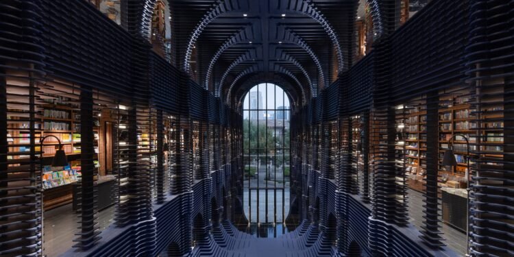 Listones de acero forman estantes esculturales en la librería Zhongshuge de Tianjin