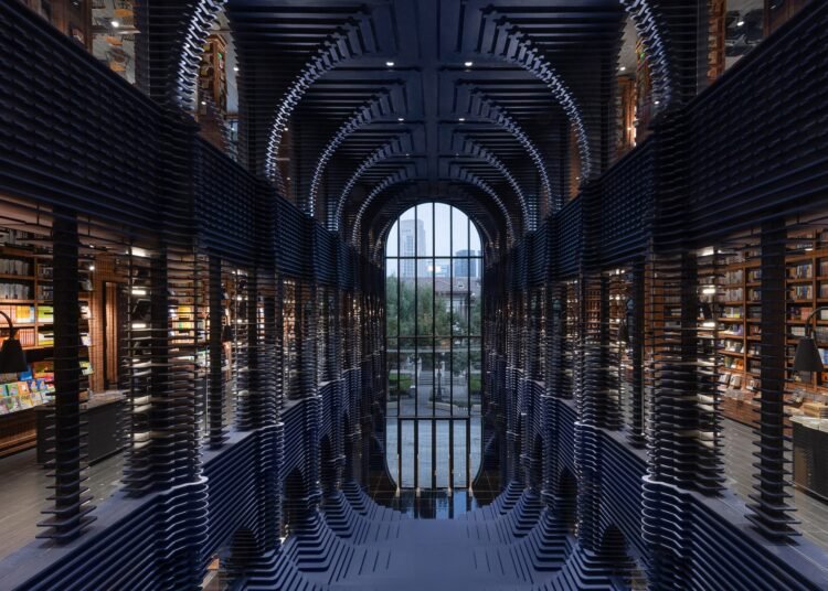 Listones de acero forman estantes esculturales en la librería Zhongshuge de Tianjin