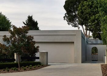 La fachada sin ventanas oculta la «tranquila grandeza» del bungalow Woodend