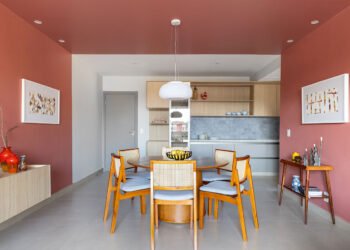 Un apartamento en Brasil que rinde homenaje a la nostalgia y al envejecimiento con gracia