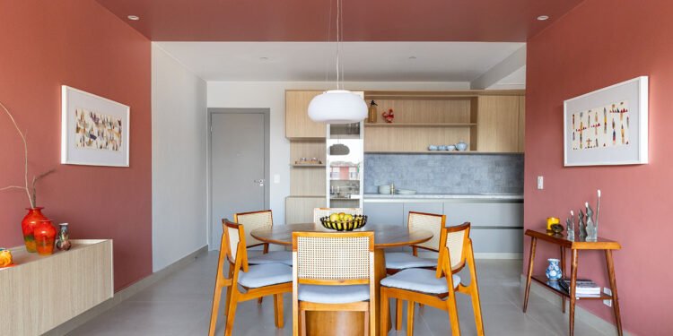 Un apartamento en Brasil que rinde homenaje a la nostalgia y al envejecimiento con gracia