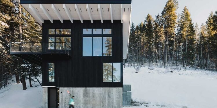 Una cabaña moderna se eleva sobre los árboles para maximizar las vistas