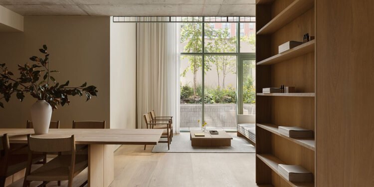 Dinesen aterriza en Brooklyn con una sala de exposición centrada en la madera