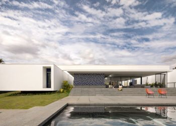 Una casa modernista estilo pabellón que también funciona como galería