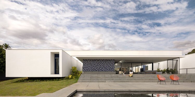 Una casa modernista estilo pabellón que también funciona como galería