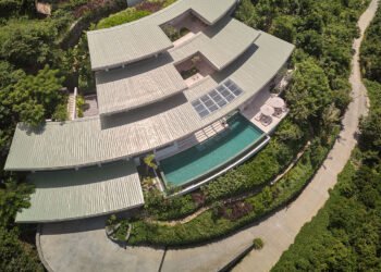 Villa Boe está construida en capas a lo largo de una ladera en Lombok, Indonesia
