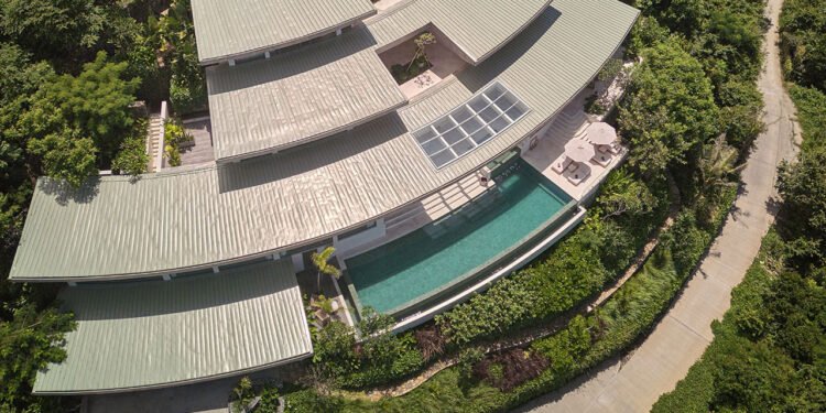 Villa Boe está construida en capas a lo largo de una ladera en Lombok, Indonesia