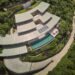 Villa Boe está construida en capas a lo largo de una ladera en Lombok, Indonesia