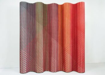 Luis Marie plisa tela reciclada para crear el «primer separador de ambientes totalmente textil»