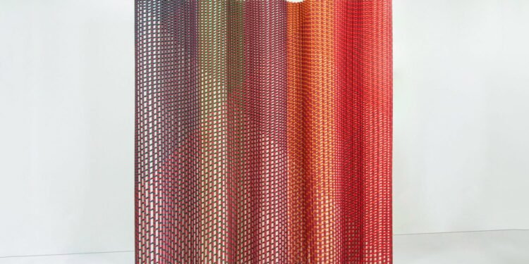 Luis Marie plisa tela reciclada para crear el «primer separador de ambientes totalmente textil»