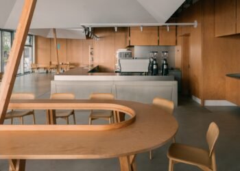 Marquesinas similares a tiendas de campaña aportan «sensación de exterior» a Blue Bottle Coffee en Shanghai