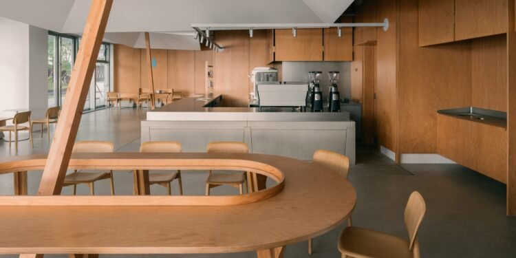 Marquesinas similares a tiendas de campaña aportan «sensación de exterior» a Blue Bottle Coffee en Shanghai