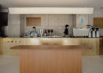 El Castillo de Osaka informa los interiores de Blue Bottle Coffee Shinsaibashi