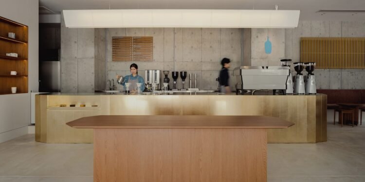 El Castillo de Osaka informa los interiores de Blue Bottle Coffee Shinsaibashi