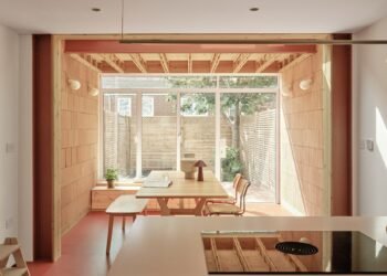 Las paredes expuestas introducen un «tono terroso» en la extensión de la casa de THISS Studio