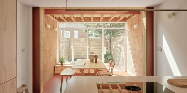 Las paredes expuestas introducen un «tono terroso» en la extensión de la casa de THISS Studio