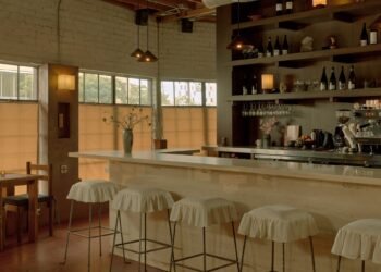 Café Tondo diseñado para «llenar el vacío» de los espacios sociales en Los Ángeles