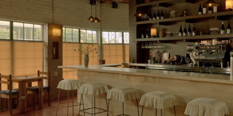 Café Tondo diseñado para «llenar el vacío» de los espacios sociales en Los Ángeles