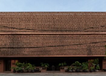 El hotel Further envuelto en terracota ofrece una alternativa a los grandes complejos turísticos de Bali