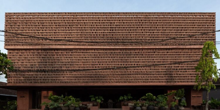 El hotel Further envuelto en terracota ofrece una alternativa a los grandes complejos turísticos de Bali