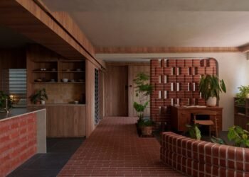 L Architects llena el piso de Singapur con elementos de ladrillo de doble punta