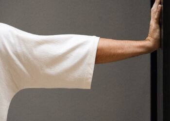 John Pawson diseña una camiseta minimalista para Slowform