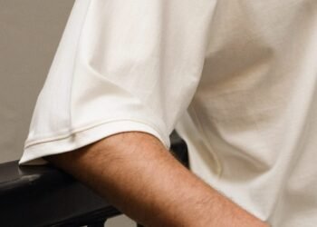 Dezeen Debate presenta la camiseta de John Pawson con «un precio maximalista»