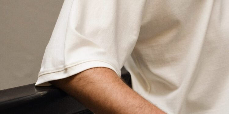 Dezeen Debate presenta la camiseta de John Pawson con «un precio maximalista»