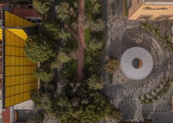 Lanza Atelier envuelve con cadenas el pabellón circular de la Ciudad de México