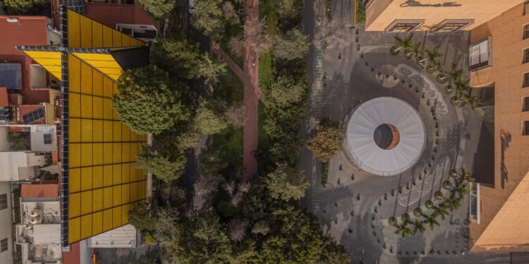 Lanza Atelier envuelve con cadenas el pabellón circular de la Ciudad de México