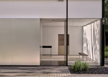 La sencilla sala de exposición de Sigma permite que la parafernalia fotográfica se destaque