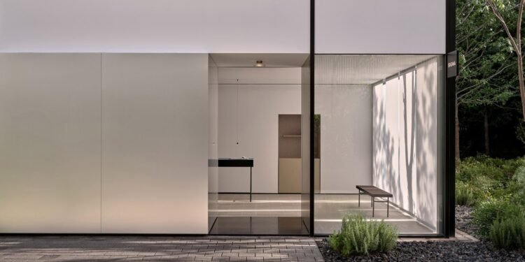 La sencilla sala de exposición de Sigma permite que la parafernalia fotográfica se destaque