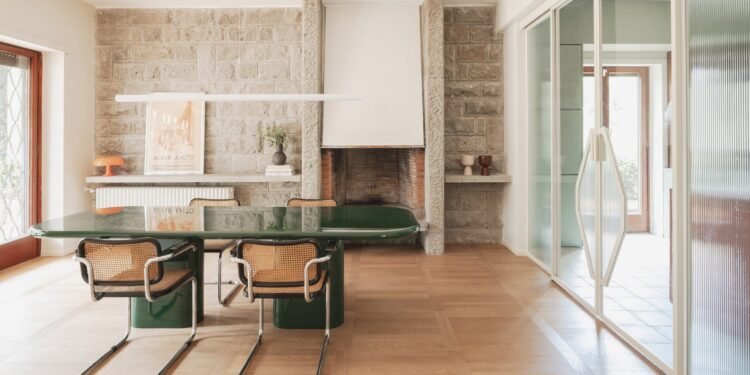 StudioTamat renueva una villa de los años 60 en Castelli Romani de Italia