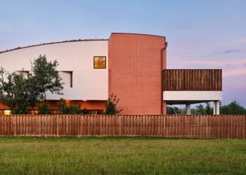 Shibanee & Kamal Architects crean una comunidad con techos verdes en Texas